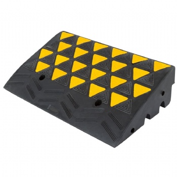 rubber curb ramp with reflectors